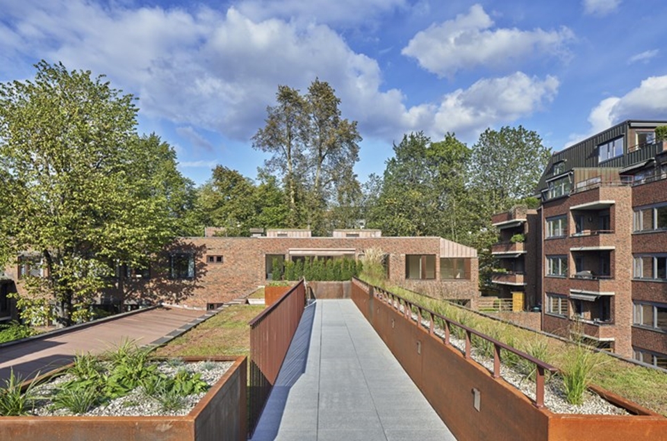 Balastlı veya yeşil çatılar eğlence alanları veya çatı bahçeleri için kullanılabilir.